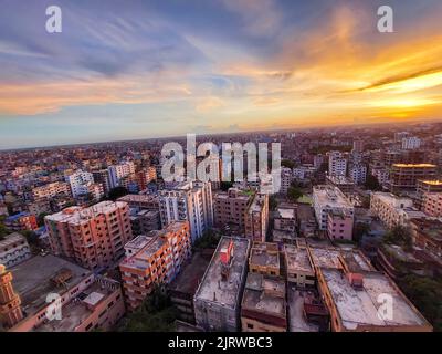 Cielo blu nuvoloso nello spazio di alto edificio Foto Stock