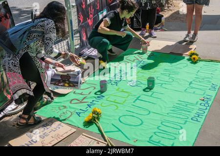 Londra, Regno Unito. 26 ago 2022. Il gruppo di solidarietà di Phulbari ha sparato una veglia morta all'alta Commissione del Bangladesh nel 16th° anniversario del massacro di Phulbari. 3 persone sono state uccisero a colpi di arma da fuoco per un'enorme protesta non violenta contro i piani della società mineraria londinese GCM di spostare con forza 130,0London, Regno Unito. 26 ago 2022. Phulbari Solidarity Group candele leggere per i tre giovani sparati morti a Phulbari alla veglia dell'alta Commissione del Bangladesh in occasione del 16th° anniversario del massacro. Sono stati uccisi a causa di un'enorme protesta non violenta contro i piani della società mineraria londinese GCM Foto Stock