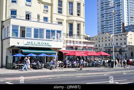 Il Melrose e il Regency Seafood Restaurant si affacciano l'uno accanto all'altro sul lungomare di Brighton, Regno Unito Foto Stock