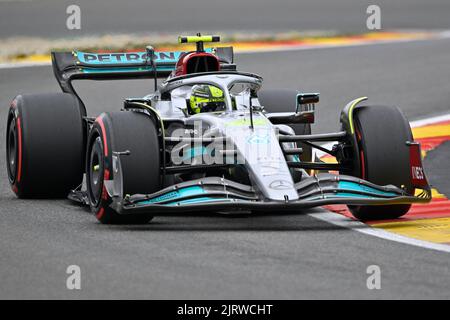 Spa, Belgio. 26th ago, 2022. Il pilota britannico Mercedes-AMG Petronas Lewis Hamilton ha ritratto in azione durante una sessione di prove libere al Gran Premio del Belgio F2, a Spa-Francorchamps, venerdì 26 agosto 2022. FOTO DI BELGA DIRK WAEM Credit: Agenzia Notizie di Belga/Alamy Live News Foto Stock