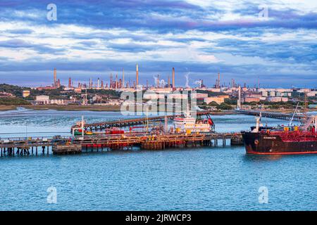 La petroliera dei prodotti chimici Giannutri all'alba ormeggiava alla raffineria Fawley Oil di proprietà esso a Fawley, Hampshire, Regno Unito Foto Stock