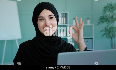 Donna d'affari musulmana freelancer in hijab nero di lavoro a scrivere sul laptop utilizzando il servizio di computer per lo shopping online ragazza islamica studente di studio spettacoli Foto Stock