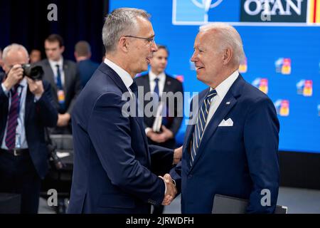 Il Presidente Joe Biden partecipa alla terza sessione del Consiglio Nord Atlantico al Vertice NATO, giovedì 30 giugno 2022, all'IFEMA di Madrid. (Foto ufficiale della Casa Bianca di Adam Schultz) Foto Stock