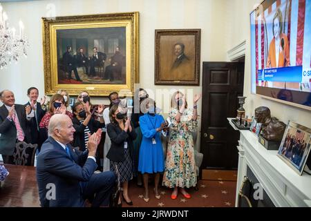 Il presidente Joe Biden, Unito a consulenti senior, guarda il voto della Camera e passa un disegno di legge sulla riforma delle armi, venerdì 24 giugno 2022, nella Sala da pranzo dell'Ufficio ovale della Casa Bianca. (Foto ufficiale della Casa Bianca di Adam Schultz) Foto Stock