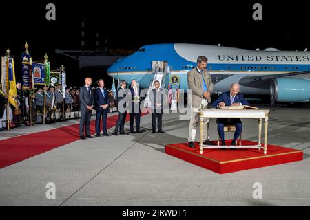 Il presidente Joe Biden firma il Libro d'oro della Terra di Baviera dopo essere arrivato all'aeroporto internazionale di Monaco per partecipare al vertice del G7 a Schloss Elmau, Germania, sabato 25 giugno 2022. (Foto ufficiale della Casa Bianca di Adam Schultz) Foto Stock