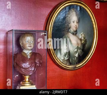 Ritratto della giovane regina Caroline Mathilde accanto a un busto di cera di Carl playmate di suo figlio Frederik VI in Rosenborg slot Copenhagen Danimarca Foto Stock