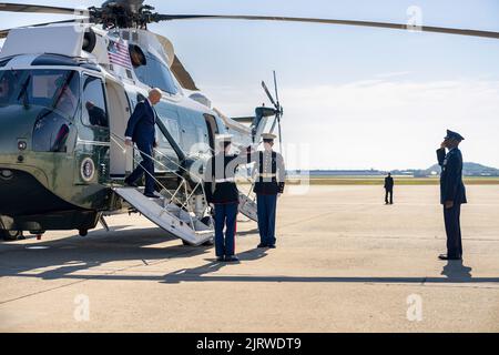 Il presidente Joe Biden disimbarca Marine One alla Joint base Andrews, sabato 25 giugno 2022. (Foto ufficiale della Casa Bianca di Adam Schultz) Foto Stock