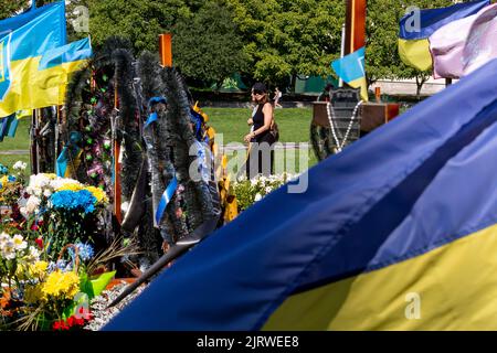 Lviv, Ucraina. 26th ago, 2022. Le donne rispettano le tombe dei soldati caduti, uccisi dall'esercito russo durante l'invasione del 2022 nella città vecchia di Lviv, Ucraina, nel cimitero di Lychakiv, mentre la guerra con la Russia sopprimerà 6 il 26 agosto 2022. La città di Lviv ha selezionato una fessura separata di terra nel cimitero per i soldati caduti nella lotta con la Russia, i militari sono ampiamente considerati come eroi nazionali. (Foto di Dominika Zarzycka/Sipa USA) Credit: Sipa USA/Alamy Live News Foto Stock