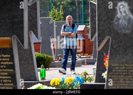 Lviv, Ucraina. 26th ago, 2022. Un uomo visita tombe di un soldato caduto, ucciso dal separatista russo durante la guerra tra il 2014 e il 2022 nella città vecchia di Lviv, Ucraina sul cimitero di Lychakiv, mentre la guerra con l'esercito russo sopperisce 6 mesi il 26 agosto 2022. La città di Lviv ha selezionato una fessura separata di terra nel cimitero per i soldati caduti nella lotta con la Russia, i militari sono ampiamente considerati come eroi nazionali. (Foto di Dominika Zarzycka/Sipa USA) Credit: Sipa USA/Alamy Live News Foto Stock