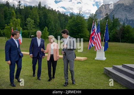 Il presidente Joe Biden si reca con il presidente francese Emmanuel Macron, il presidente della Commissione europea Ursula von der Leyen e il primo ministro canadese Justin Trudeau per scattare una foto di famiglia con i leader del G7 allo Schloss Elmau, domenica 26 giugno 2022, a Krün, Germania.(Foto ufficiale della Casa Bianca di Adam Schultz) Foto Stock