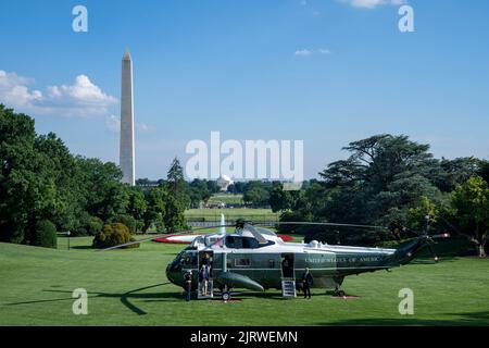 Il presidente Joe Biden sbarca Marine One sul prato meridionale della Casa Bianca, giovedì 30 giugno 2022, dopo il suo viaggio al G7 in Germania e il vertice della NATO a Madrid. (Foto ufficiale della Casa Bianca di Hannah Foslien) Foto Stock
