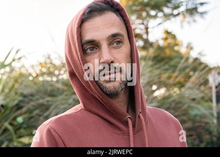 Ritratto di bell'uomo con felpa con cappuccio Foto Stock