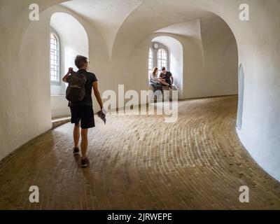 Salendo la rampa a spirale del Rundetaarn la Torre rotonda Copenhagen Danimarca costruita come osservatorio universitario ora un'attrazione turistica con vista Foto Stock