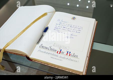 Il presidente Joe Biden firma il libro degli ospiti per il presidente spagnolo Pedro Sánchez, martedì 28 giugno 2022, al Palazzo di Moncloa a Madrid. (Foto ufficiale della Casa Bianca di Adam Schultz) Foto Stock