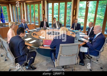 Il presidente Joe Biden partecipa a un pranzo di lavoro sulla creazione dell'economia globale con i leader del G7, domenica 26 giugno 2022, allo Schloss Elmau di Krün, Germania. (Foto ufficiale della Casa Bianca di Adam Schultz) Foto Stock