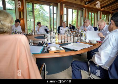 Il presidente Joe Biden partecipa a una sessione di lavoro con i leader del G7 sulla promozione di partnership per infrastrutture e investimenti, domenica 26 giugno 2022, allo Schloss Elmau di Krün, Germania.(Official White House Photo by Adam Schultz) Foto Stock