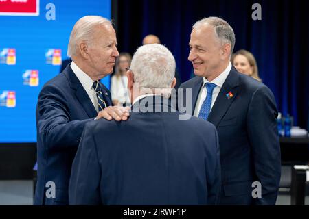 Il presidente Joe Biden partecipa alla terza sessione del Consiglio Nord Atlantico al vertice della NATO, giovedì 30 giugno 2022, all'IFEMA di Madrid.(Official White House Photo by Adam Schultz) Foto Stock