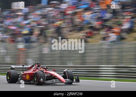 Spa, Belgio. 26th ago, 2022. Il pilota monegasco della Scuderia Ferrari Charles Leclerc ha ritratto in azione durante una sessione di prove libere al Gran Premio del Belgio F2, a Spa-Francorchamps, venerdì 26 agosto 2022. FOTO DI BELGA DIRK WAEM Credit: Agenzia Notizie di Belga/Alamy Live News Foto Stock