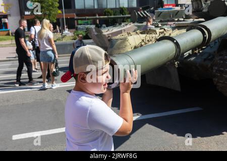 Kiev, Ucraina. 24th ago, 2022. Un adolescente tocca il barile di un carro armato russo distrutto. A Khreshchatyk è organizzata una mostra di attrezzature russe distrutte. Sei mesi fa, le truppe militari russe sono state dispiegate dal presidente russo Vladimir Putin per invadere l’Ucraina. Secondo quanto riferito, avrebbe catturato Kyiv in tre giorni, (Photo by Mykhaylo Palinchak/SOPA Images/Sipa USA) Credit: Sipa USA/Alamy Live News Foto Stock