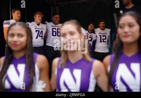 Membri della squadra di Northwestern University Wildcat e cheerleader in un raduno a Merrion Square, Dublino, davanti alla partita di football americano Aer Lingus Classic tra i Northwestern Wildcats e i Nebraska Cornhuskers, che si svolge domani all'Aviva Stadium. Data immagine: Venerdì 26 agosto 2022. Foto Stock