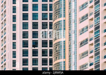 Muro con un balcone del nuovo edificio residenziale a più piani, vuoto e moderno, in zona residenziale Foto Stock