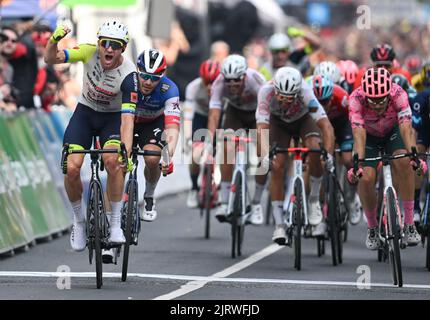 Marburg, Germania. 26th ago, 2022. Ciclismo: Tour della Germania, Meiningen - Marburg (200,70 km), tappa 2. Alexander Kristoff (l) norvegese del Team Intermarche-Wanty-Gobert Materiaux celebra la sua vittoria al traguardo accanto al secondo classificato Florian Senechal (2nd da sinistra) francese del Team Quick Step e al terzo posto del finisher Alberto Bettiol (r) italiano del Team EF Education-Easypost. Credit: Arne Dedert/dpa/Alamy Live News Foto Stock