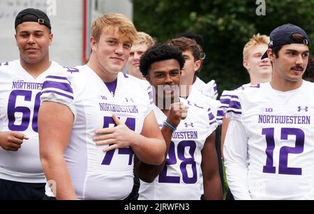 I membri della squadra della Northwestern University Wildcat si sono allenati in occasione di un raduno a Merrion Square, Dublino, davanti alla partita di football Aer Lingus Classic American tra i Northwestern Wildcats e i Nebraska Cornhuskers, che si svolge domani all'Aviva Stadium. Data immagine: Venerdì 26 agosto 2022. Foto Stock