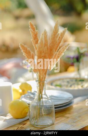 Spikelets in un vaso su un tavolo di legno. Foto Stock