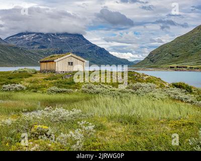 Cabina alla testa del lago Bygdin a Eidsbugarden nel Parco Nazionale Jotunheimen Norvegia centrale Foto Stock