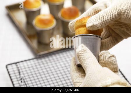 Preparazione di baba al rum ( baba au rhum ), dessert tradizionale francese e italiano Foto Stock