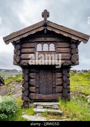 Vecchie cabine in legno nel villaggio storico di Eidsbugarden, alla testa del lago Bygdin Norvegia Foto Stock