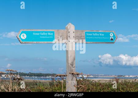 Stour Valley Way, vicino a Hengistbury Head, Dorset, Inghilterra, Regno Unito, un sentiero lungo nella campagna del Dorset Foto Stock