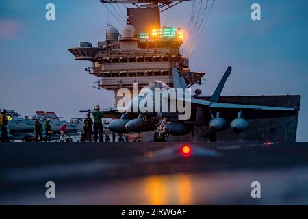 Palma, Spagna. 24th ago, 2022. Un aereo da combattimento Super Hornet della Marina statunitense F/A-18E, attaccato ai Fighting Checkmates di Strike Fighter Squadron 211, si prepara a lanciare durante le operazioni al crepuscolo dal ponte di volo della portaerei di classe Nimitz USS Harry S. Truman, 24 agosto 2022 al largo della costa di Maiorca, Spagna. Credit: MC3 Jack Hoppe/USA Navy/Alamy Live News Foto Stock