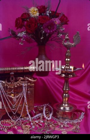 Combinazione festiva di lampade, fiori e gioielli Foto Stock