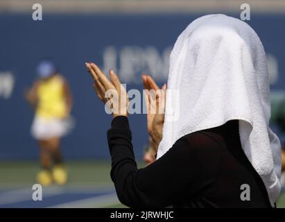 Flushing Meadow, Stati Uniti. 26th ago, 2022. Uno spettatore si mantiene fresco tenendo un asciugamano sulla testa a temperature calde mentre guarda il tennis sul campo 6 al US Open Tennis Championships 2022 all'USTA Billie Jean King National Tennis Center venerdì 26 agosto 2022 a New York City. Foto di John Angelillo/UPI Credit: UPI/Alamy Live News Foto Stock