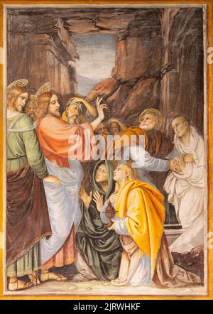 VARALLO, ITALIA - 17 LUGLIO 2022: Affresco rinascimentale della Risurrezione di Lazzaro nella chiesa Santa Maria delle grazie di Gaudenzio Ferrari Foto Stock