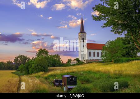 Idilliaco chiesa del villaggio Krichanhausen vicino Beilngries Foto Stock