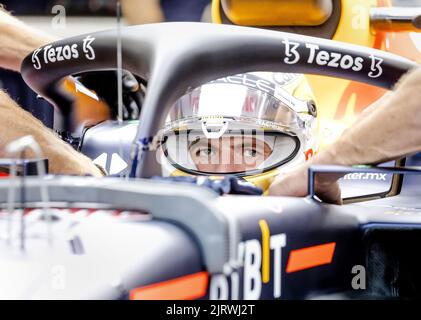 Spa, Belgio. 26th ago, 2022. 2022-08-26 16:55:49:19 SPA - Max Verstappen (Red Bull Racing) nel suo box durante la sessione di prove 2nd in vista del Gran Premio del Belgio F1 al circuito di Spa-Francorchamps il 26 agosto 2022 a SPA, Belgio. ANP SEM VAN DER WAL netherlands OUT - belgium OUT Credit: ANP/Alamy Live News Foto Stock