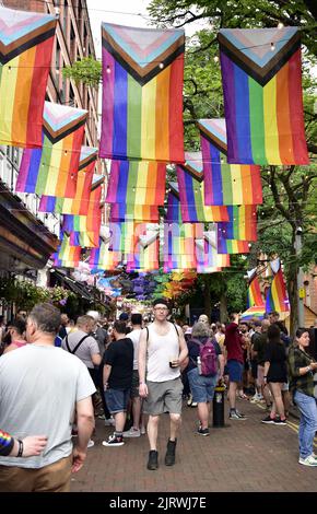 Manchester, Regno Unito. 26th agosto, 2022. Folle su Canal Street. LGBTQ+ Pride, Manchester, Regno Unito, inizia e continua durante il fine settimana delle festività dal 26th al 29th agosto nel villaggio gay di Manchester. Gli organizzatori dicono: 'Manchester Pride è una delle principali associazioni di beneficenza del Regno Unito LGBTQ+. La nostra visione è un mondo in cui le persone LGBTQ+ sono libere di vivere e amare senza pregiudizi. Facciamo parte di un movimento Pride globale che celebra l'uguaglianza LGBTQ+ e la sfida della discriminazione." Credit: Terry Waller/Alamy Live News Foto Stock