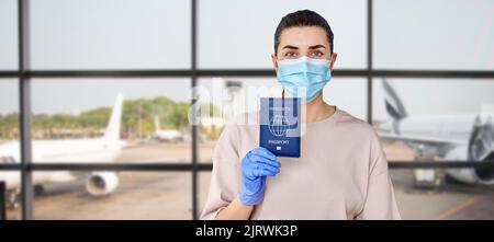 donna in maschera e guanti in possesso di passaporto immunità Foto Stock