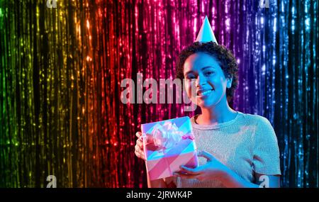 donna africana in cappellino da festa con confezione regalo nera Foto Stock