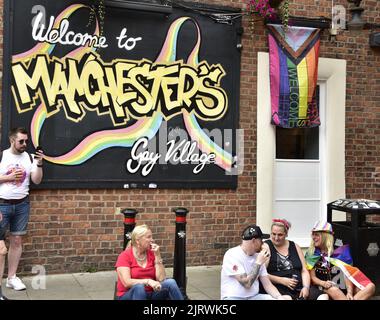 Manchester, Regno Unito. 26th agosto, 2022. Cartello "Welcome to Manchester's Gay Village". LGBTQ+ Pride, Manchester, Regno Unito, inizia e continua durante il fine settimana delle festività dal 26th al 29th agosto nel villaggio gay di Manchester. Gli organizzatori dicono: 'Manchester Pride è una delle principali associazioni di beneficenza del Regno Unito LGBTQ+. La nostra visione è un mondo in cui le persone LGBTQ+ sono libere di vivere e amare senza pregiudizi. Facciamo parte di un movimento Pride globale che celebra l'uguaglianza LGBTQ+ e la sfida della discriminazione." Credit: Terry Waller/Alamy Live News Foto Stock