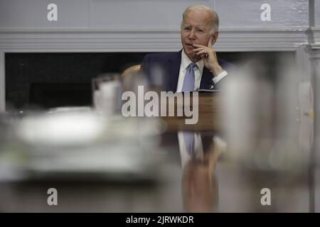 Washington DC, Stati Uniti. 26th ago, 2022. Il presidente DEGLI STATI UNITI Joe Biden parla durante un incontro con i funzionari eletti a livello locale e statale in occasione della Giornata dell'uguaglianza delle donne per discutere le azioni per proteggere l'accesso all'assistenza sanitaria riproduttiva nella Sala Roosevelt della Casa Bianca di Washington, DC venerdì 26 agosto 2022. Lo sforzo dell'amministrazione Biden per garantire l'accesso agli aborti in emergenze mediche ha notato una vittoria e una perdita nei tribunali nel giro di un solo giorno di questa settimana, mostrando la difficoltà che il governo federale avrà nel spingere la sua agenda negli stati conservatori. Foto di Ting Shen/UPI Credit: UPI/Alam Foto Stock