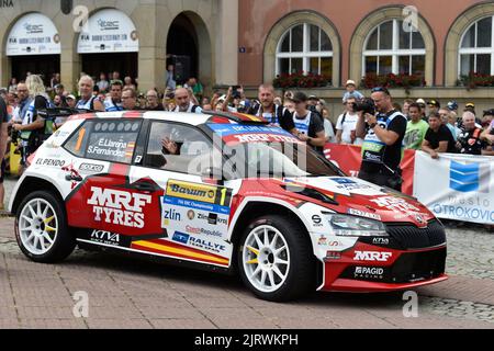 Zlin, Repubblica Ceca. 26th ago, 2022. Efrem Liarena, Sara Fernandez di Spagna con la vettura Skoda Fabia Rally2 Evo al via del Ceco Barum Rally, evento di campionato europeo di rally a Zlin, Repubblica Ceca, 26 agosto 2022. Credit: Galibor Gluck/CTK Photo/Alamy Live News Foto Stock