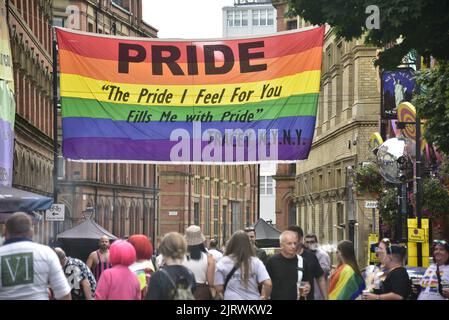 Manchester, Regno Unito. 26th agosto, 2022. Banner di orgoglio sopra Bloom Street. LGBTQ+ Pride, Manchester, Regno Unito, inizia e continua durante il fine settimana delle festività dal 26th al 29th agosto nel villaggio gay di Manchester. Gli organizzatori dicono: 'Manchester Pride è una delle principali associazioni di beneficenza del Regno Unito LGBTQ+. La nostra visione è un mondo in cui le persone LGBTQ+ sono libere di vivere e amare senza pregiudizi. Facciamo parte di un movimento Pride globale che celebra l'uguaglianza LGBTQ+ e la sfida della discriminazione." Credit: Terry Waller/Alamy Live News Foto Stock