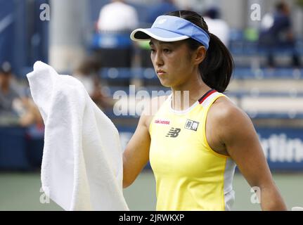 Flushing Meadow, Stati Uniti. 26th ago, 2022. Misaki Doi of Japan compete in un turno di qualificazione sul campo 6 ai campionati US Open Tennis 2022 presso l'USTA Billie Jean King National Tennis Center venerdì 26 agosto 2022 a New York. Foto di John Angelillo/UPI Credit: UPI/Alamy Live News Foto Stock