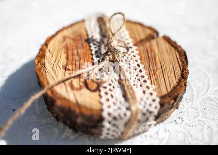 Due anelli di nozze su un supporto di legno. Foto Stock