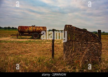 Carro armato per rimorchi arrugginito nella campagna francese durante la stagione estiva Foto Stock