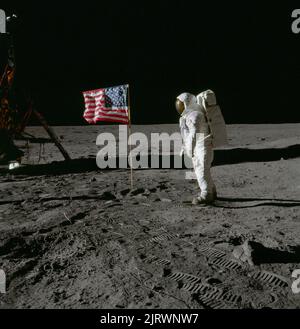 MARE DI TRANQUILLITÀ, LA LUNA, TERRA - 20 luglio 1969 - astronauta Edwin e Aldrin Jr, pilota lunare modulo, sulla superficie della Luna con una bandiera degli Stati Uniti vicino Foto Stock