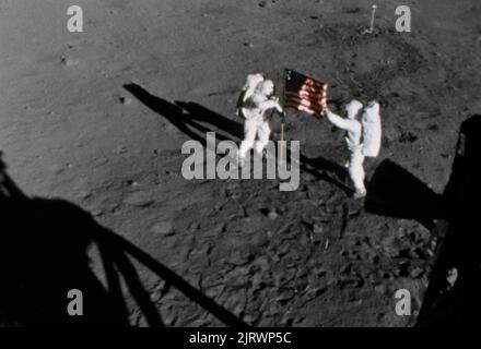 MARE DI TRANQUILLITÀ, LA LUNA, TERRA - 20 luglio 1969 - lo schieramento della bandiera degli Stati Uniti sulla superficie della luna è catturato sul film du Foto Stock